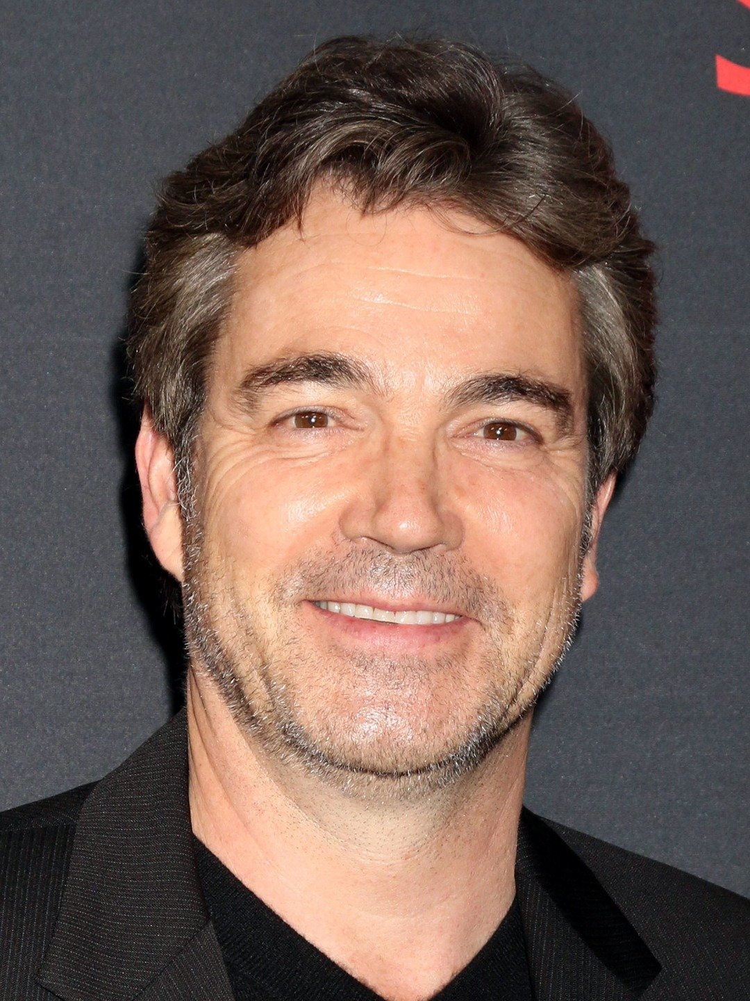 How tall is Jon Tenney?